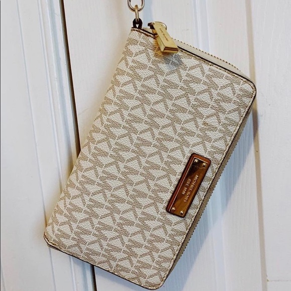 Michael Kors White Wristlet Wallet - Picture 2 of 3